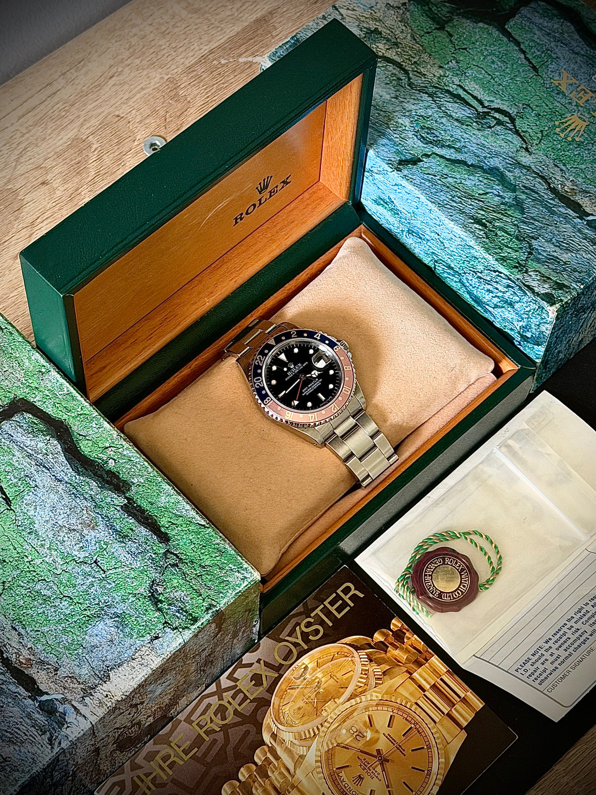 1990 ROLEX GMT-MASTER, 16700, PEPSI FADED BEZEL, OYSTER BRACELET, ROLEX BOX & SERVICE PAPERS, EXCELLENT VINTAGE CONDITION, INC GST