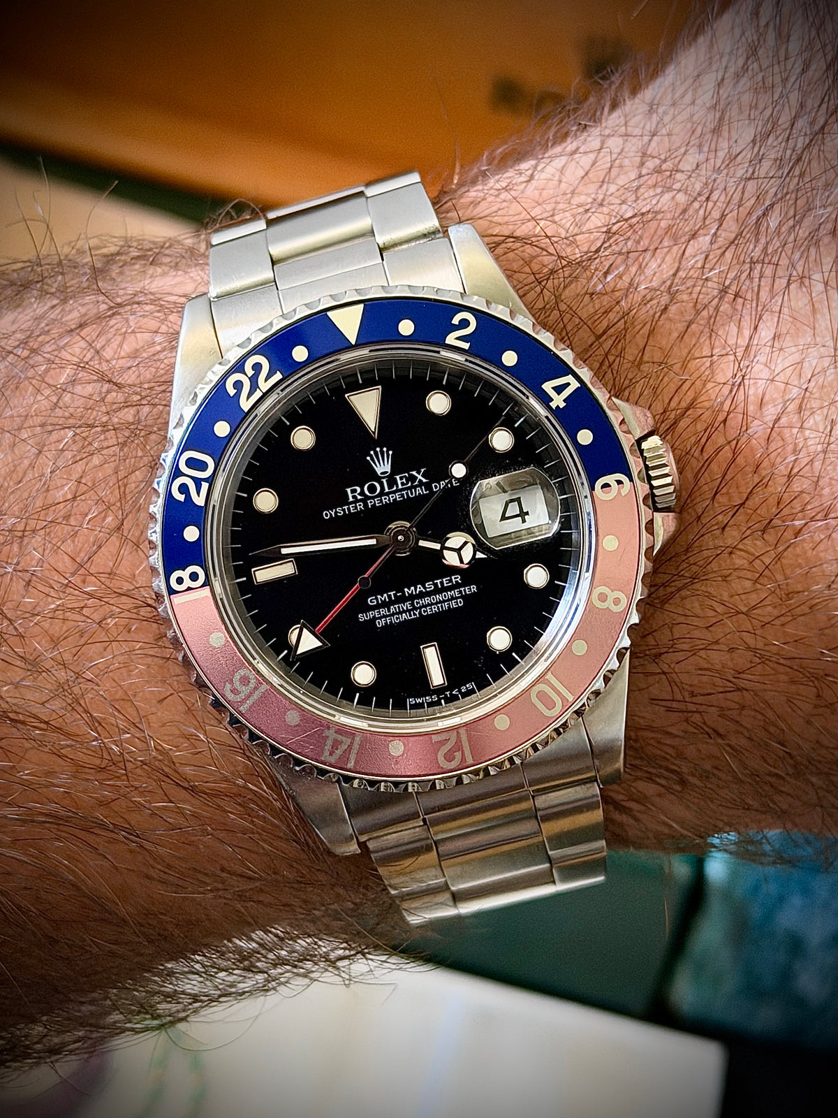1990 ROLEX GMT-MASTER, 16700, PEPSI FADED BEZEL, OYSTER BRACELET, ROLEX BOX & SERVICE PAPERS, EXCELLENT VINTAGE CONDITION, INC GST