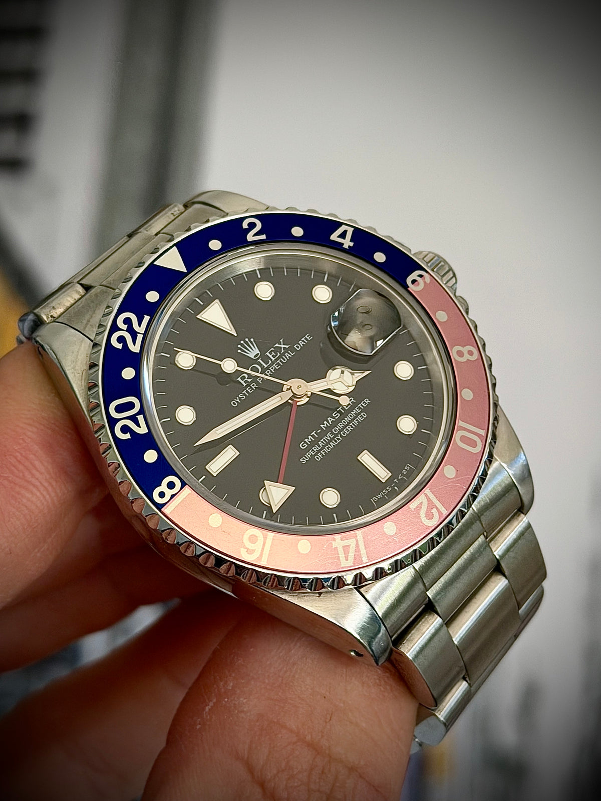 1990 ROLEX GMT-MASTER, 16700, PEPSI FADED BEZEL, OYSTER BRACELET, ROLEX BOX & SERVICE PAPERS, EXCELLENT VINTAGE CONDITION, INC GST