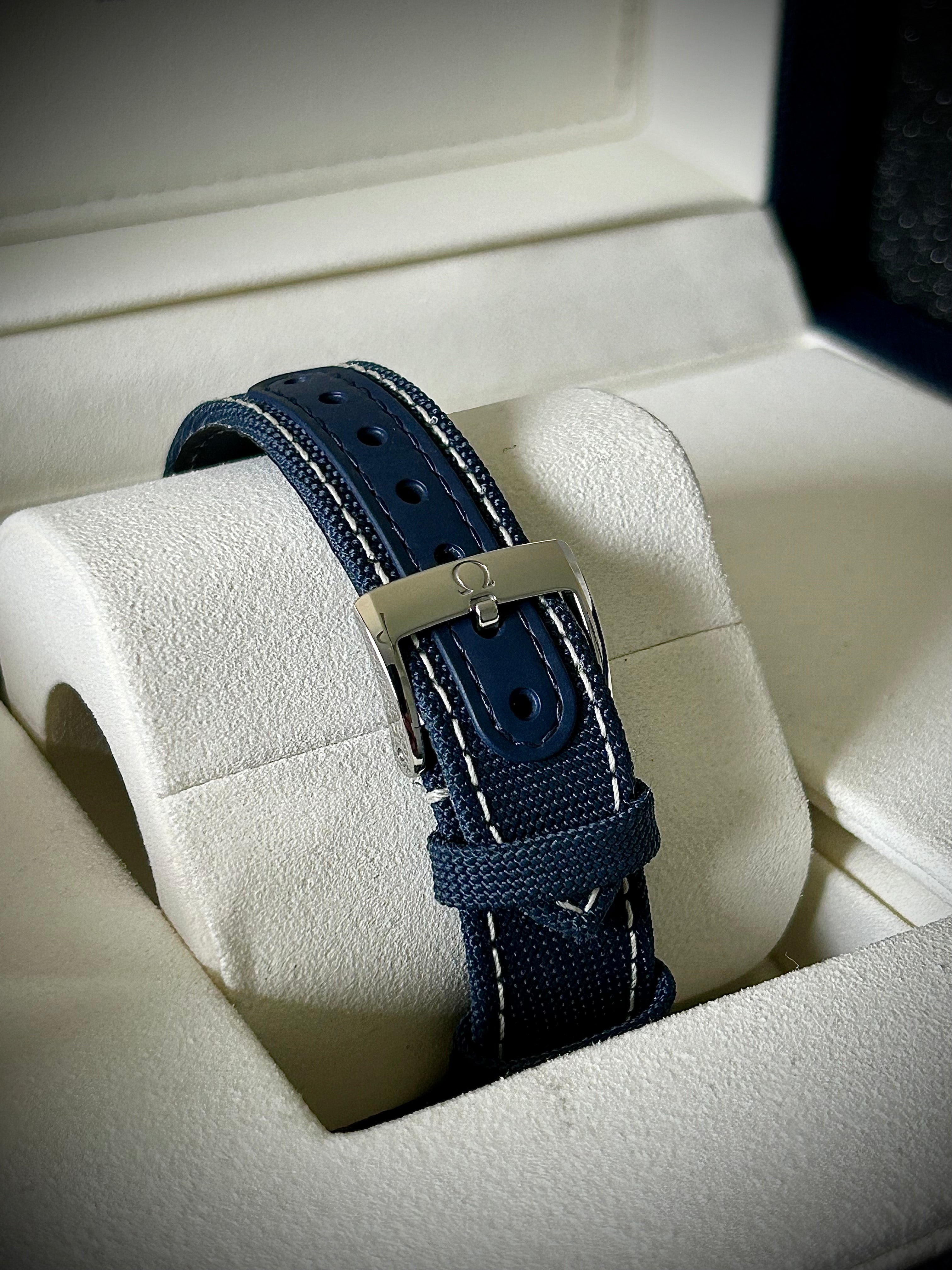 2025 OMEGA SPEEDMASTER SILVER SNOOPY, FULL SET, INC GST